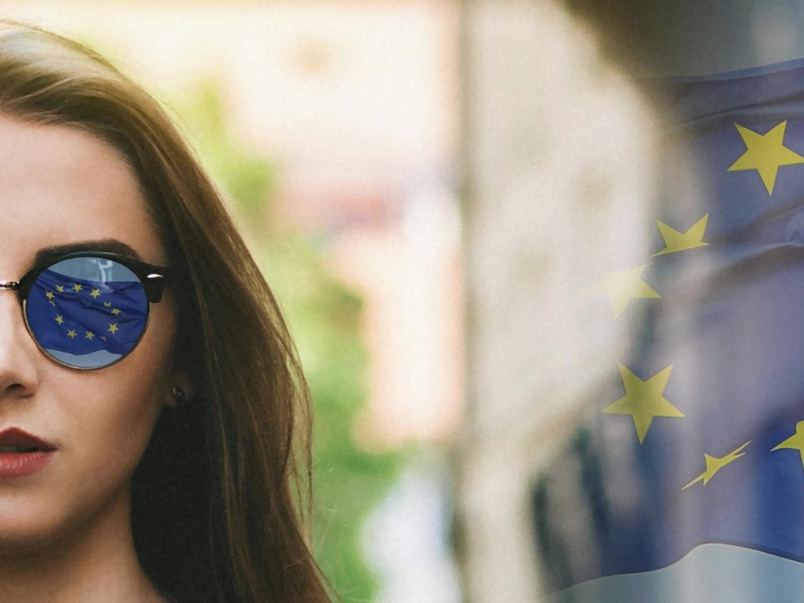 Junge Frau mit EU-Flagge