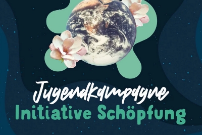 Erdkugel mit einer Blüte auf einem grünen Klecks vor dunkelblauem Hintergrund mit der Aufschrift "Jugendkampagne Initiative Schöpfung"